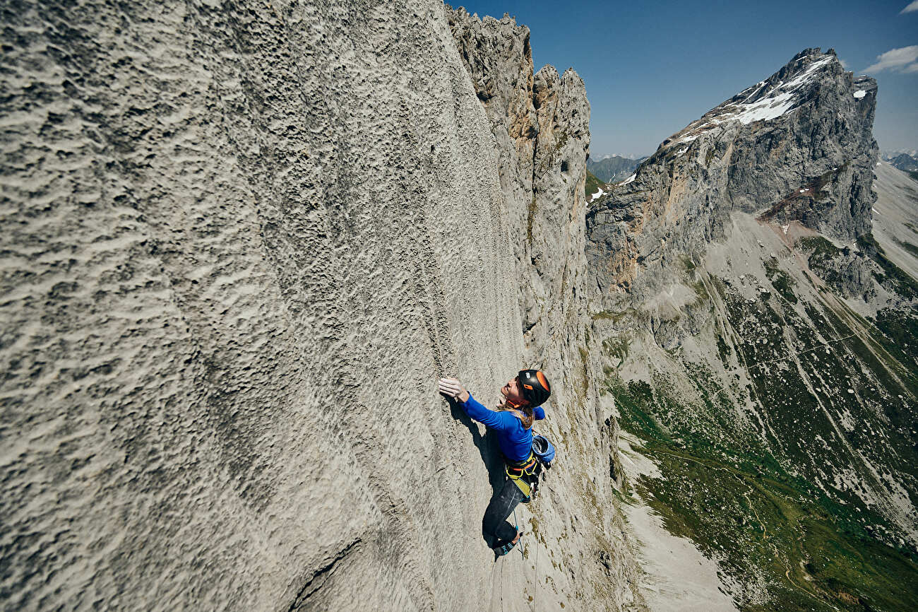 Lara Neumeier Silbergeier, Rätikon - Lara Neumeier escalade 'Silbergeier' à Rätikon, Suisse, le 10/06/2025. Créé de plain-pied par Beat Kammerlander sur le IV Kirchlispitze en 1993, le tracé a été libéré par l'Autrichien un an plus tard. La première reprise a été réalisée par Peter Schäffler en 1997. Lara Neumeier Silbergeier, Rätikon - Lara Neumeier escalade 'Silbergeier' à Rätikon, Suisse, le 10/06/2025. Créé de plain-pied par Beat Kammerlander sur le IV Kirchlispitze en 1993, le tracé a été libéré par l'Autrichien un an plus tard. La première reprise a été réalisée par Peter Schäffler en 1997.