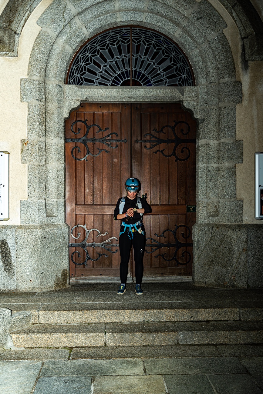 Iris Pessey Mont Blanc - Iris Pessey le 18 juin 2026 à l'église de Chamonix, avant de monter une nouvelle FKT femelle sur le Mont Blanc