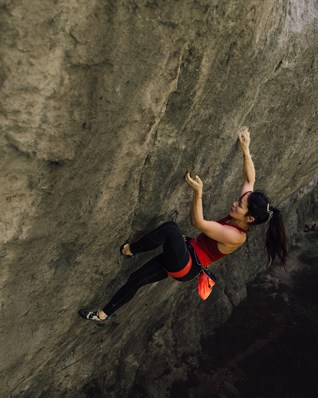 Katherine Choong Ravage - Katherine Choong réalise la première ascension féminine de l'historique 'Ravage' (8b+/c) à Chuensiberg en Suisse le 2 mai 2026