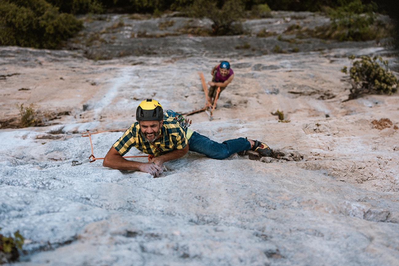 Queen Mary Transatlantico, vallée de Sarca - Matteo Faletti escaladant le « Queen Mary » à Transatlantico dans la vallée de Sarca, première ascension avec Matteo Pavana Queen Mary Transatlantico, vallée de Sarca - Matteo Faletti escaladant le « Queen Mary » à Transatlantico dans la vallée de Sarca, première ascension avec Matteo Pavana