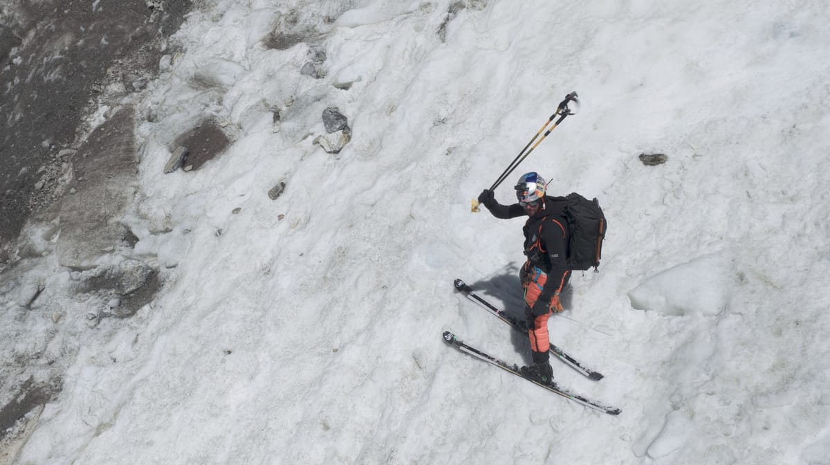 Première descente à ski continue du pic himalayen Nanga Parbat, culminant à 8 126 m